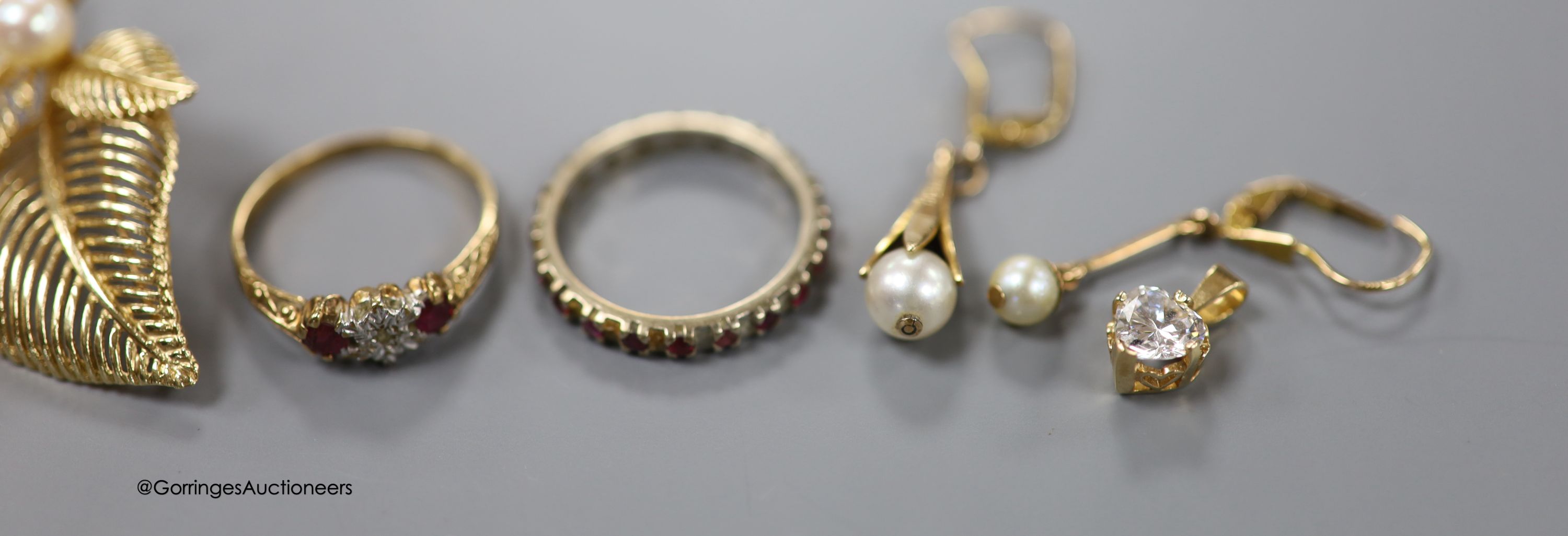 Minor jewellery including three 9ct gold and gem set dress rings, gross 9.6 grams, a 14k and cultured pearl leaf brooch, 585 gem set ring and 14k & CZ pendant (gross 8.7 grams, two pairs of 9ct gold and cultured pearl ea